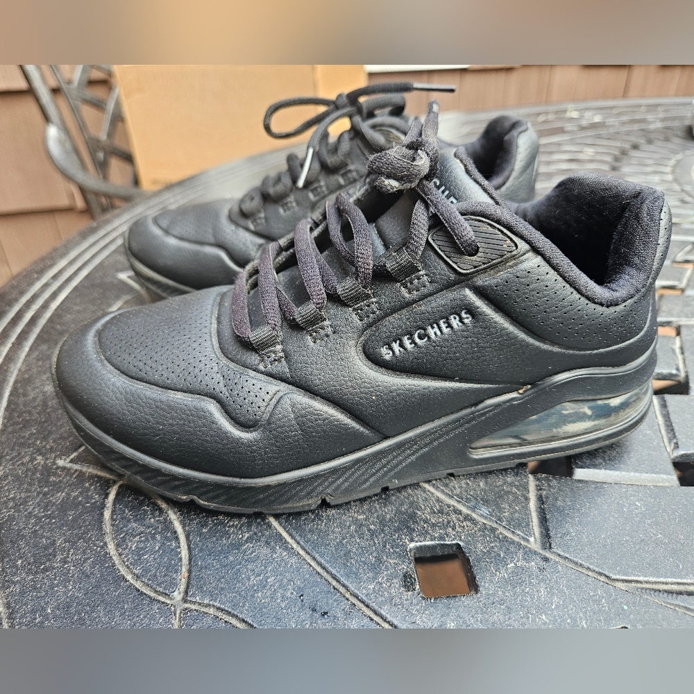 Skechers Boys Size 6 Black Lace Up Sneakers